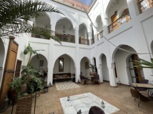 SOUS COMPROMIS DE VENTE – Maison d’hôtes de charme à vendre – 6 chambres – Hammam