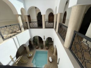 Etat neuf – Riad 4 chambres – Bassin dans le patio et bassin en roof top