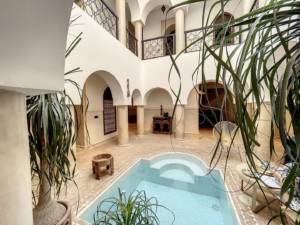 Etat neuf – Riad 5 chambres – Bassin dans le patio et bassin en roof top