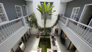 Sous compromis de vente – Riad 5 chambres – Bassin en terrasse et dans le patio